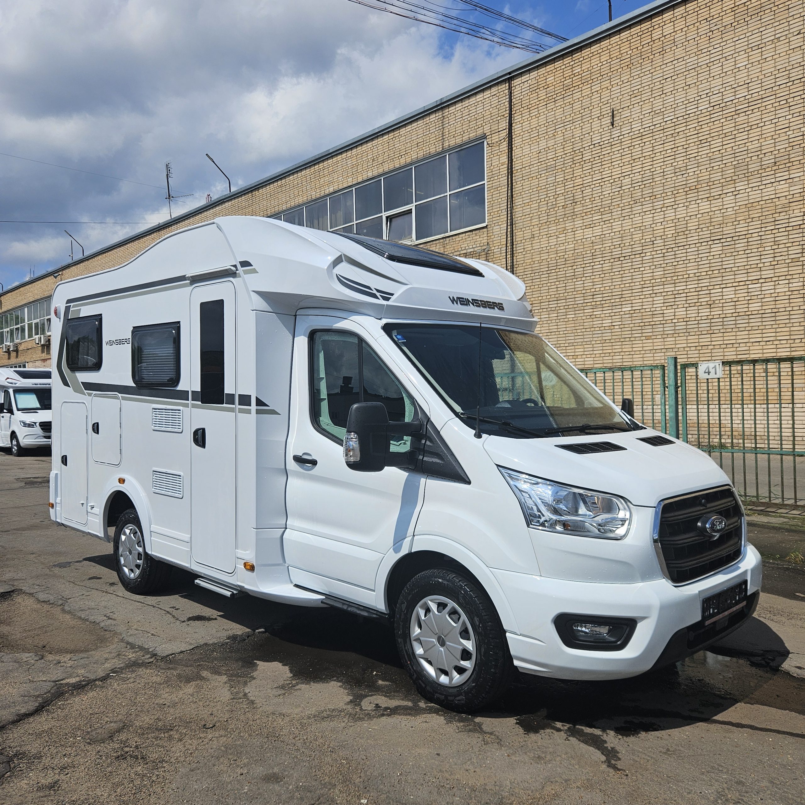 Автодом полуинтеграл WEINSBERG CaraSuite 550 MG  купить автодом в Москве, кемпер, каталог автодомов