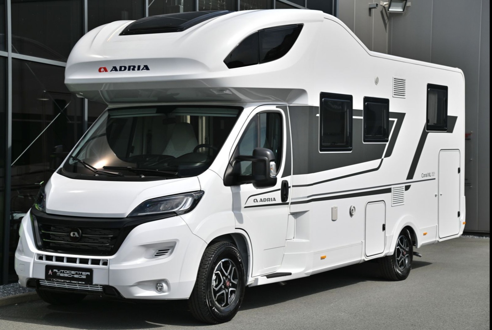 Альковный автодом Adria Coral XL 660 SL PLUS  купить автодом в Москве, кемпер, каталог автодомов