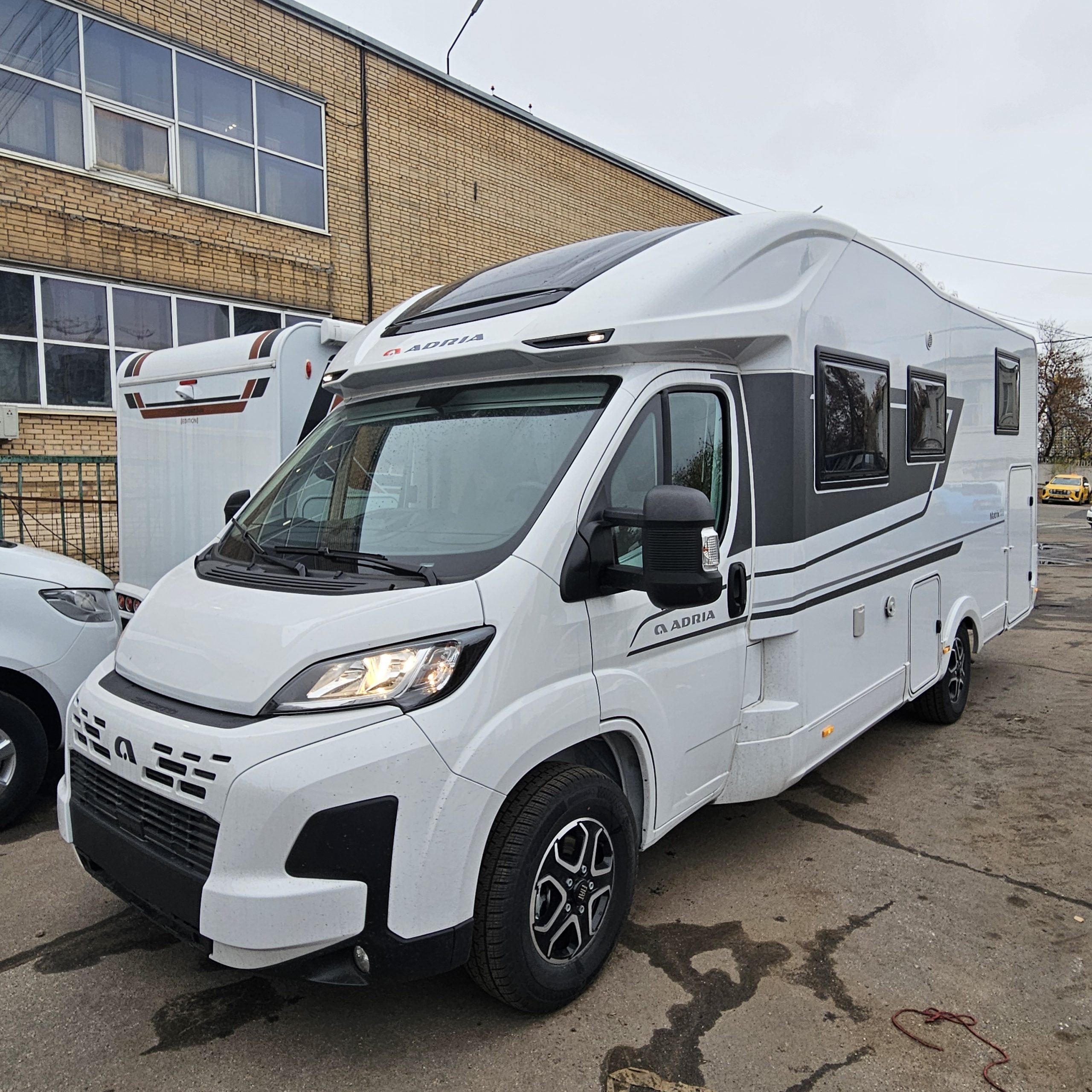 Автодом полуинтеграл Adria Matrix 670 SL Axess  купить автодом в Москве, кемпер, каталог автодомов