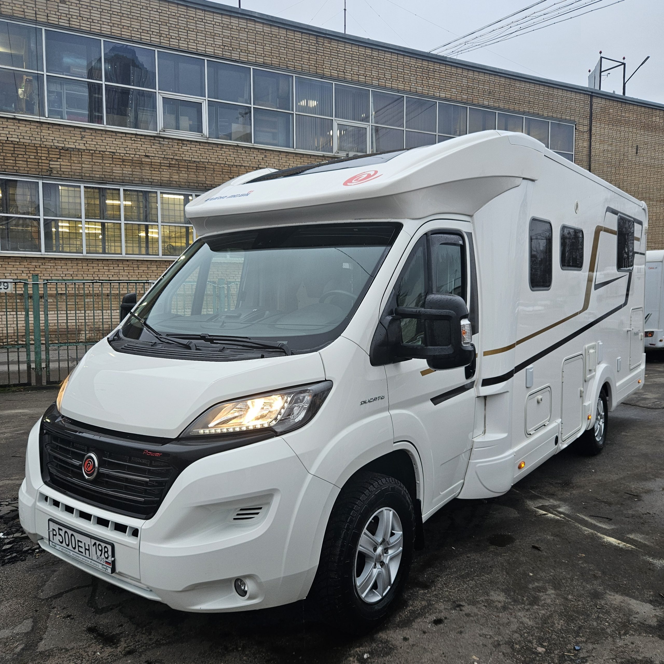 Автодом полуинтеграл Eura Mobil  купить автодом в Москве, кемпер, каталог автодомов