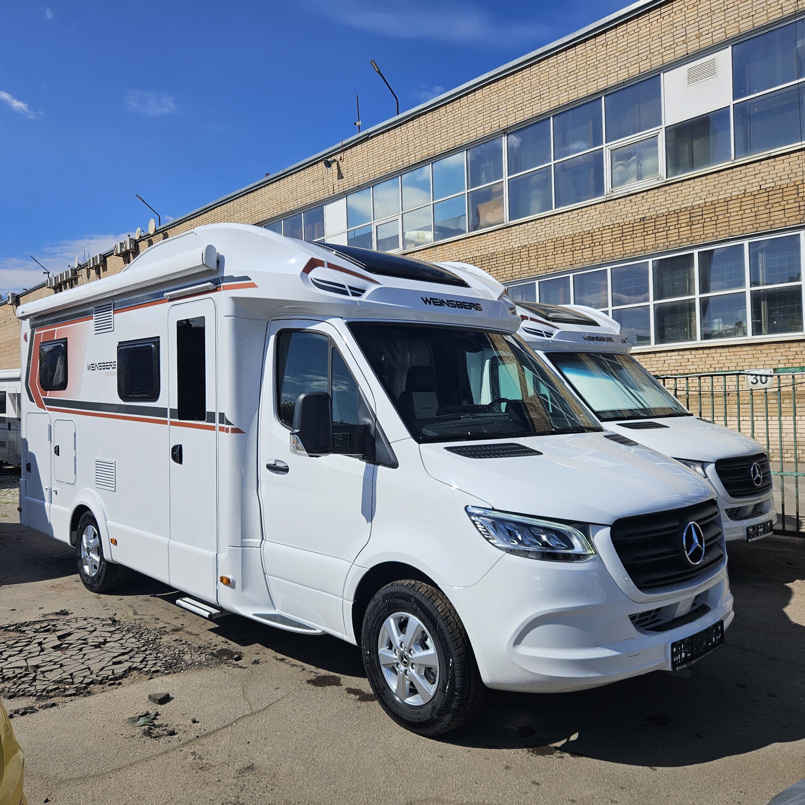 Автодом полуинтеграл WEINSBERG CaraCompact Suite 640 MEG  купить автодом в Москве, кемпер, каталог автодомов